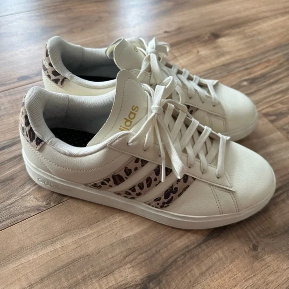 New adidas Womens White Sneakers with Leopard cheetah Accent superstars size 8.5 - Picture 3 of 6